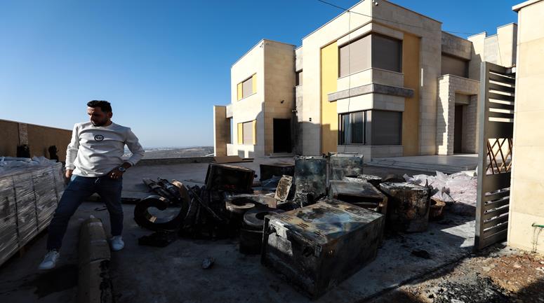 مواطنون يتفقدون عدد من الفلل التي أحرقها المستعمرون بالقرب من قرية اللبن الشرقية بمدينة نابلس فجر اليوم